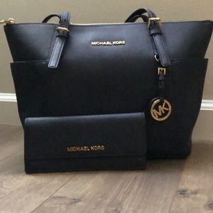 Michael Kors Women’s Bag w/matching wallet